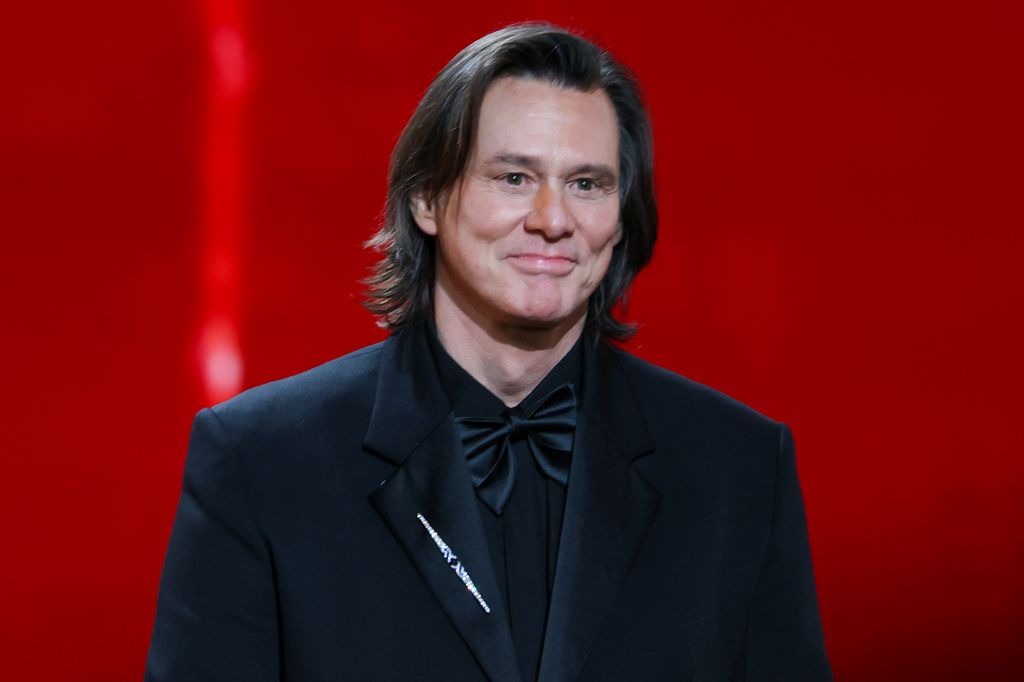 Le représentant de Jim Carrey confirme sa participation aux César Awards viraux au milieu du buzz en ligne 1 photo de Jim Carrey sur scène