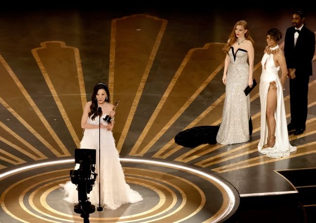 michelle yeoh winning an oscar with jessica chastain and halle berry