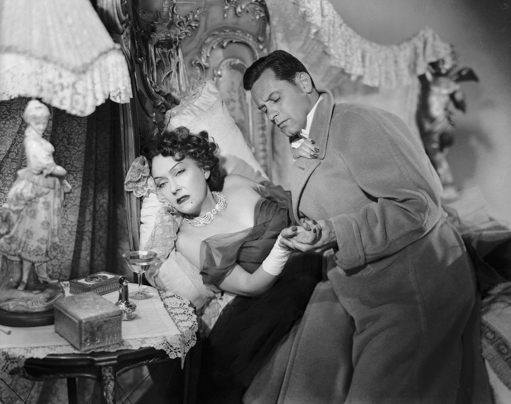 1950:  William Holden (1918 - 1981) returns to find that Gloria Swanson (1899 - 1983) has tried to slash her wrists in 'Sunset Boulevard', directed by Billy Wilder