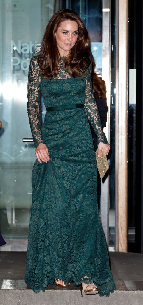 Les talons aiguilles Jimmy Choo dorés à 700 £ de Kate Middleton sont ses chaussures les plus intrépides à ce jour 2 Les chaussures audacieuses de Kate étaient magnifiques avec sa robe Temperley
