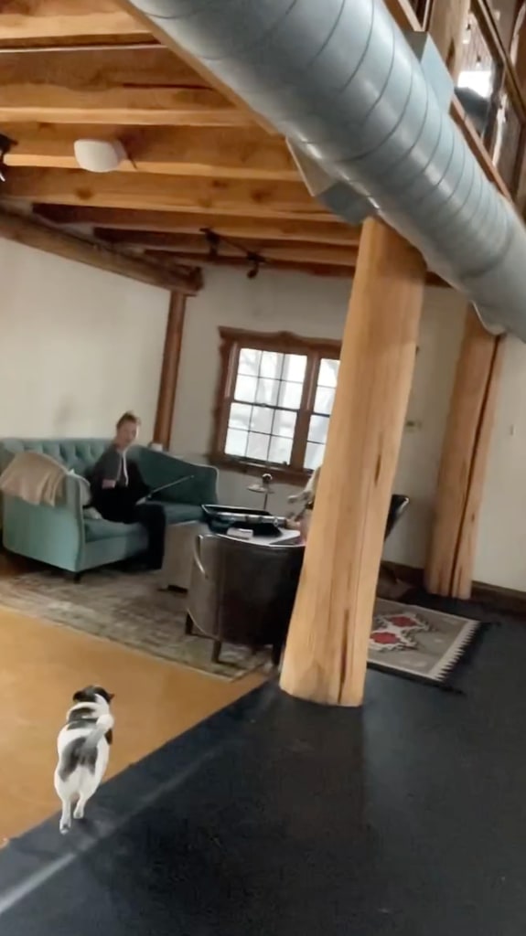 coin salon avec poutres en bois 