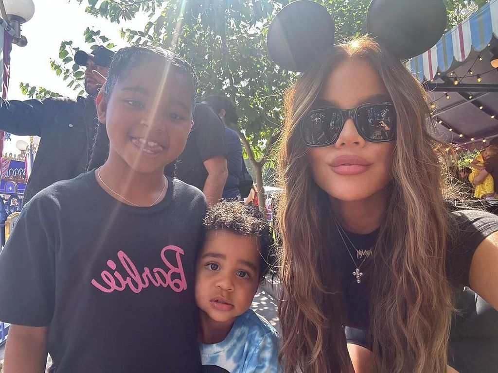 Khloe na Disneylândia com os filhos