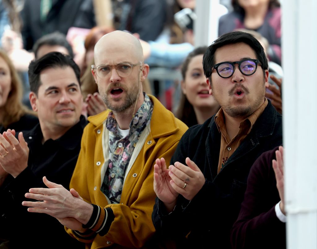 Daniel Scheinert et Daniel Kwan marchent des célébrités