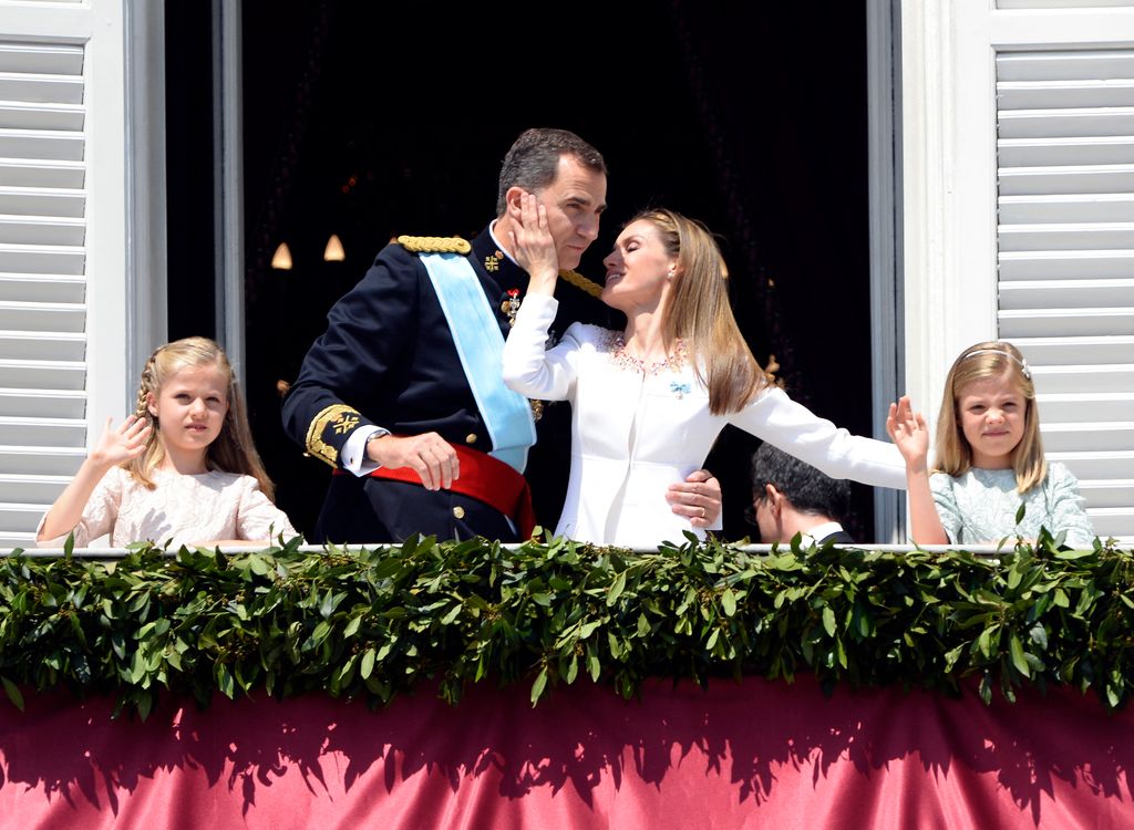 royal family on balcony 