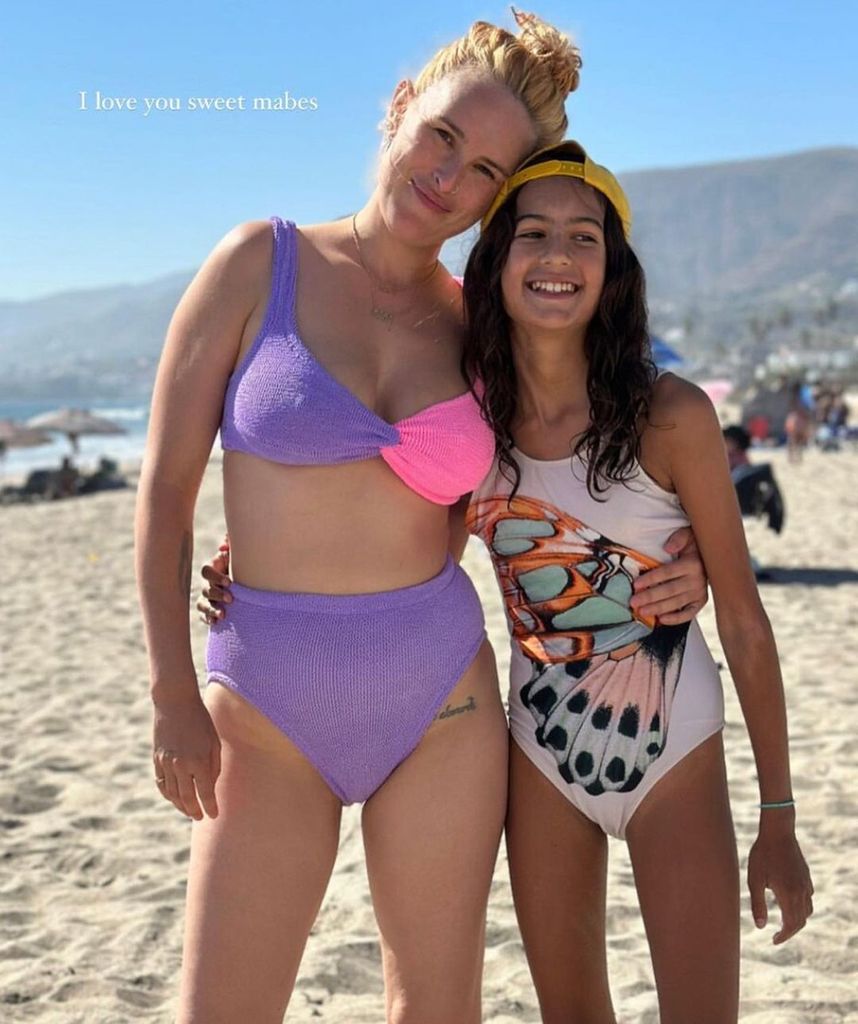 Rumer Willis poses with sister Mabel Willis on the beach