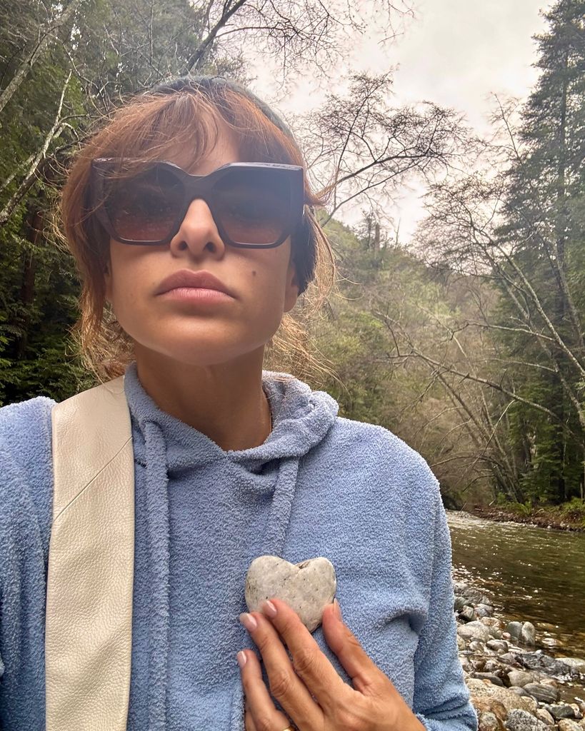 eva mendes holding heart-shaped rock to her chest
