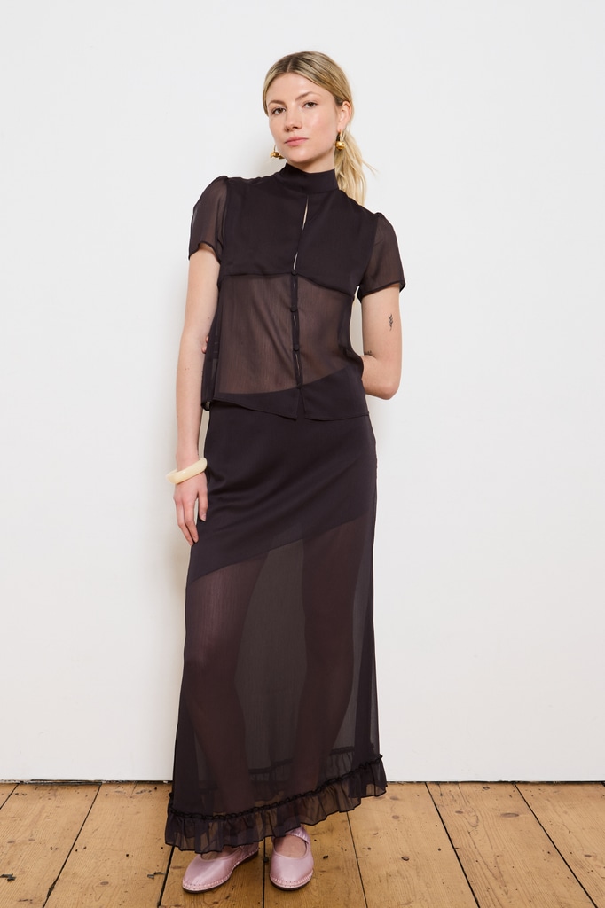 Model wearing Mia blouse by No Emotions