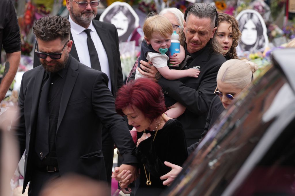 Jack Osbourne, Sharon Osbourne, Kelly Osbourne et les membres de la famille s'arrêtent pour voir les hommages à feu Ozzy Osbourne des fans de Black Sabbath Banc and Bridge 