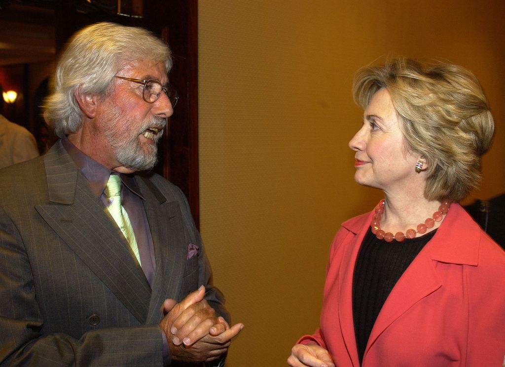   Hillary Clinton usando um terno vermelho e colar em 2003