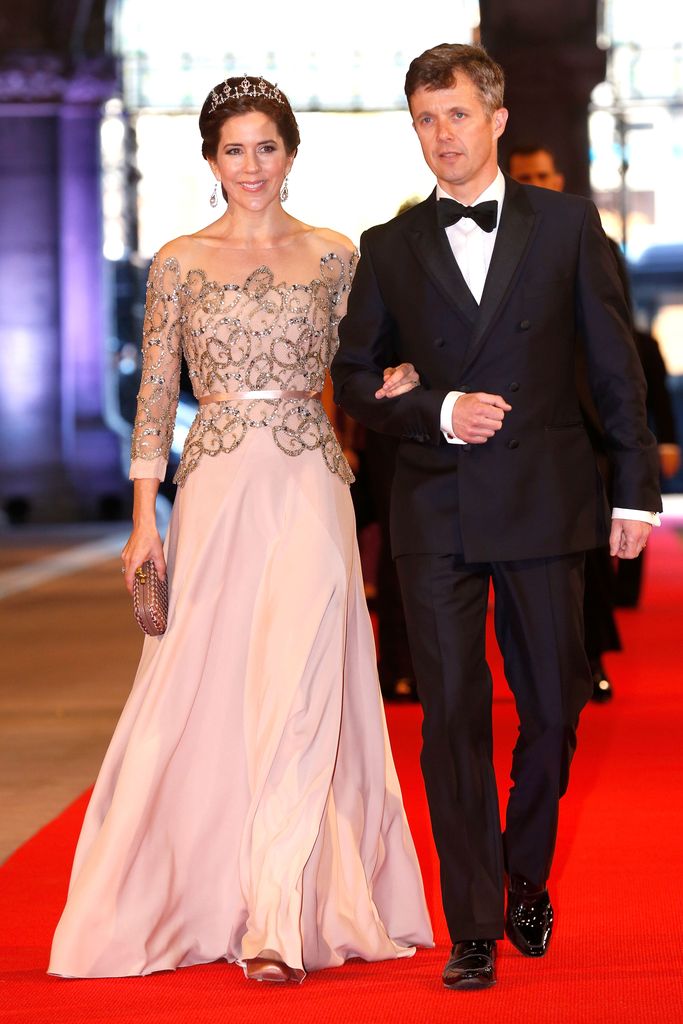 Mary in a belted gown with frederik