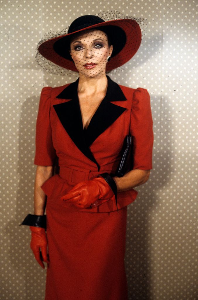 Joan Collins em Dynasty vestindo um terno vermelho