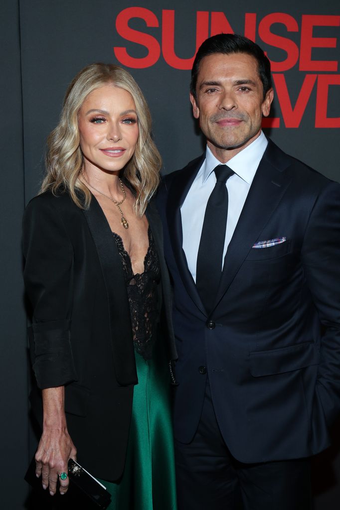 kelly ripa and mark consuelos on red carpet