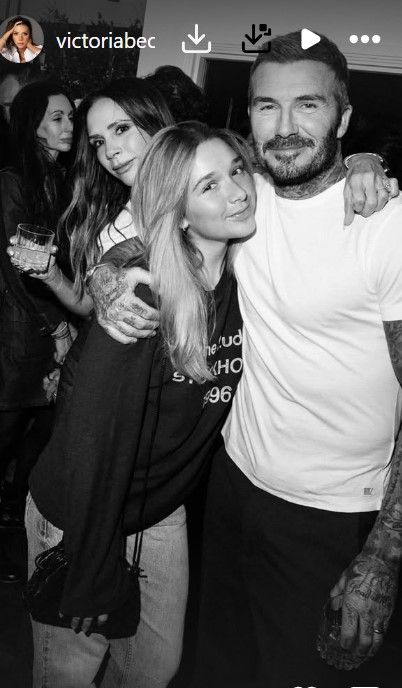 Harper berpelukan dengan ayahnya David di acara tersebut