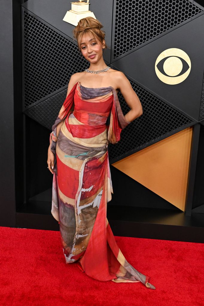 PinkPantheress portant une robe corset sans bretelles à rayures rouges, blanches et bleues