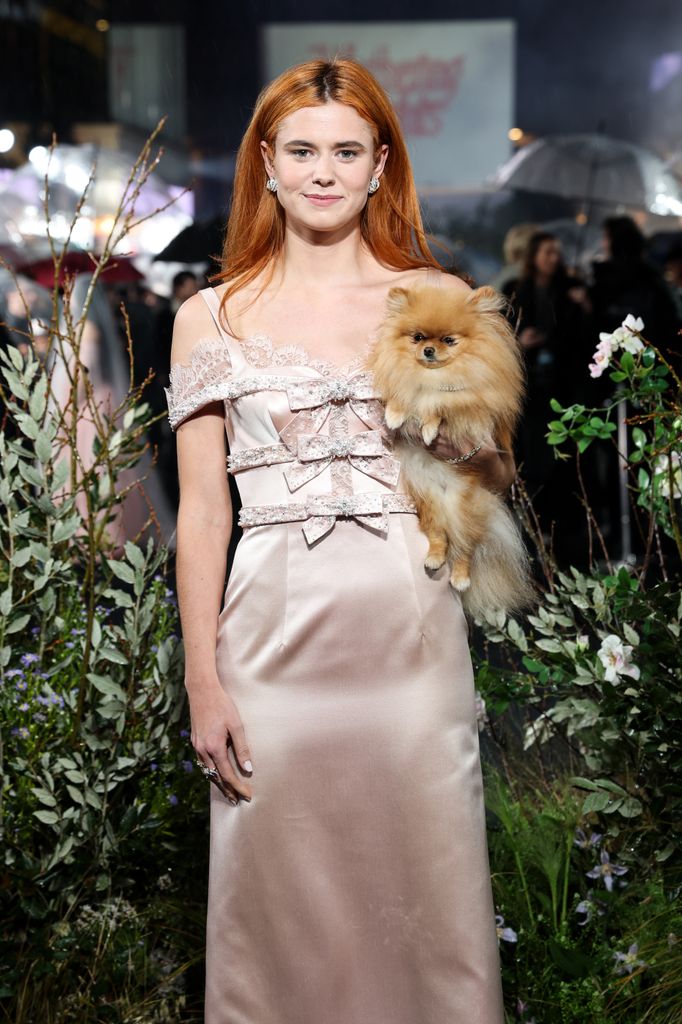 LONDRES, ANGLETERRE - 05 FÉVRIER : Alison Oliver et Bubble the dog assistent à la première britannique de "Les Hauts de Hurlevent" à Odeon Luxe Leicester Square le 5 février 2026 à Londres, Angleterre. (Photo de Tristan Fewings/Getty Images pour Warner Bros.)
