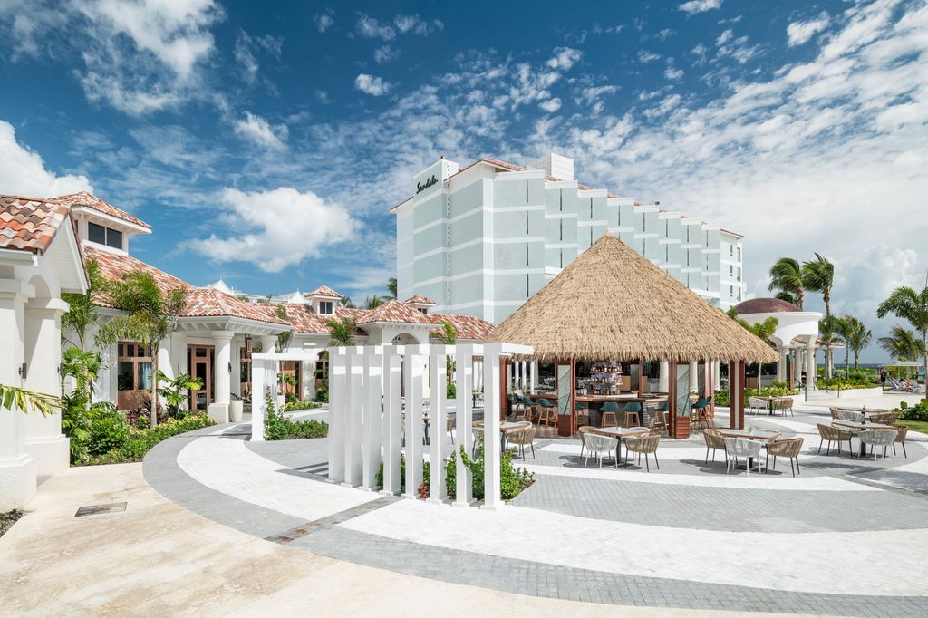 Sandals Dunn's River main bar area