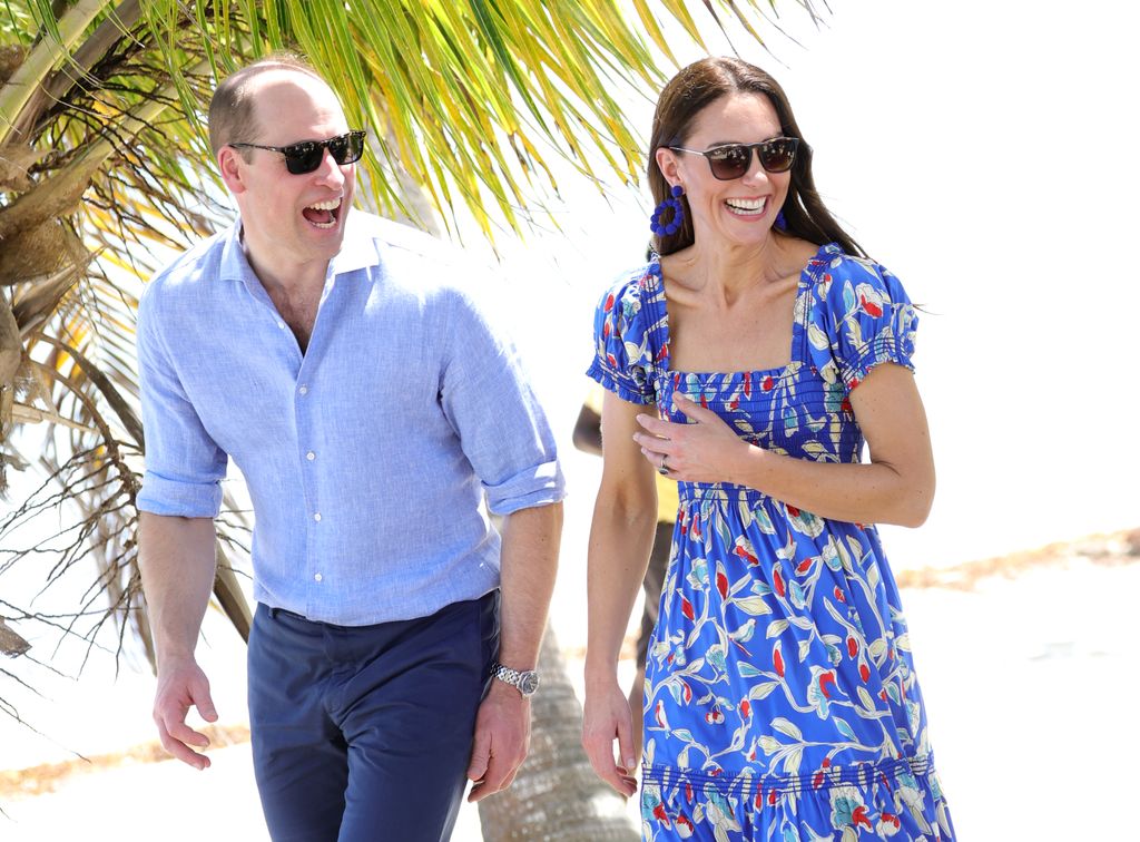 Príncipe William e Princesa Kate rindo na praia