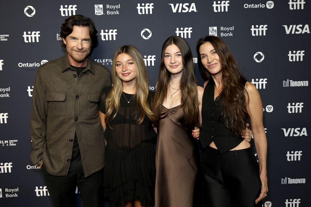 Jason Bateman révèle un moment parental « inconfortable » avec sa fille adolescente 2 Jason Bateman, filles et femme, tapis rouge