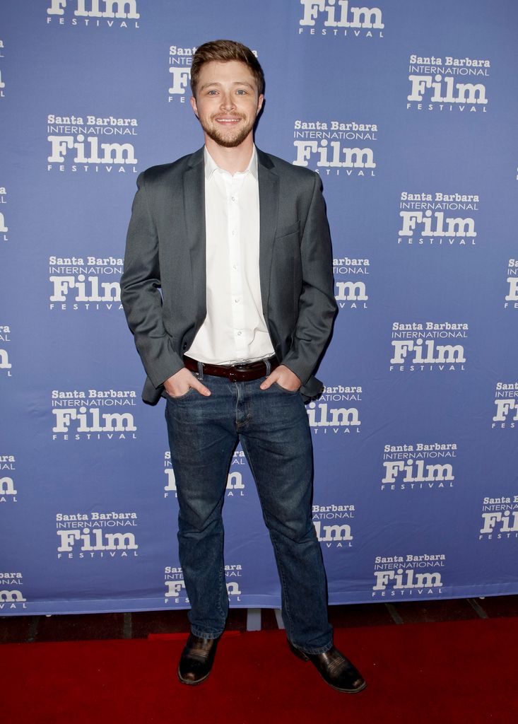 Sterling Knight se tient les mains dans les poches avant lors de l'hommage au Maltin Modern Master Award. 