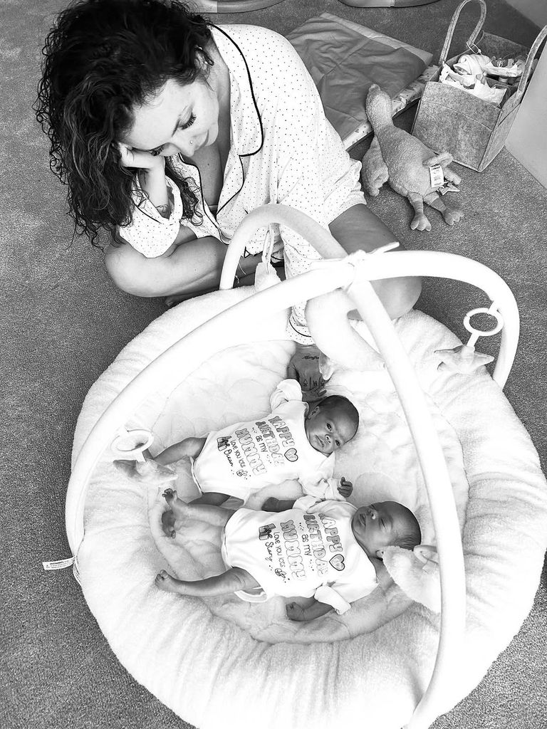 Les camarades du groupe Little Mix de Jesy Nelson « ont tous tendu la main » après la nouvelle de bébé : « Très guérissant » 2 Jesy Nelson avec ses jumeaux