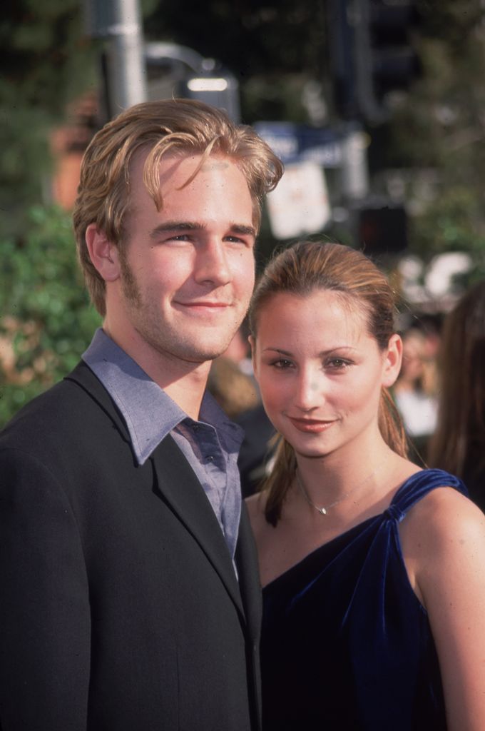 Les acteurs américains James Van Der Beek et Heather McComb sourient en plein air lors de la 6e édition annuelle des Blockbuster Entertainment Awards, Shrine Auditorium, Los Angeles, Californie. Van Der Beek porte une veste noire avec une chemise bleue ouverte au col ; McComb porte une robe en velours bleu royal. Van Der Beek a remporté le prix d'acteur préféré - Nouveau venu (Internet uniquement) pour son travail dans le film 