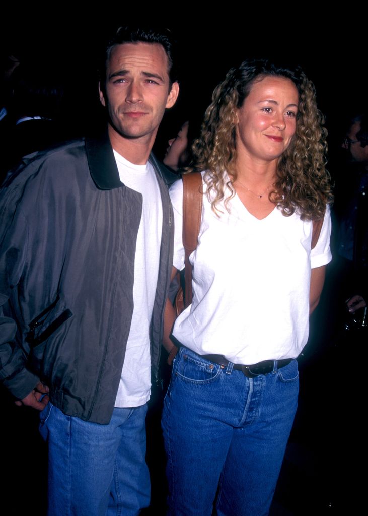 Habillé de façon décontractée, Luke Perry se tient à côté de sa femme Minnie lors d'une première à Beverly Hills. 