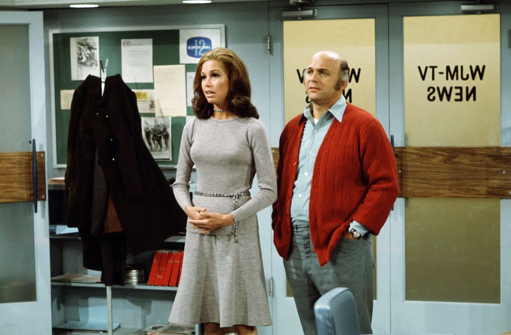 LOS ANGELES - JANUARY 1: THE MARY TYLER MOORE SHOW cast members Mary Tyler Moore (as Mary Richards) and Gavin MacLeod (as Murray Slaughter). 1974. (Photo by CBS via Getty Images) 