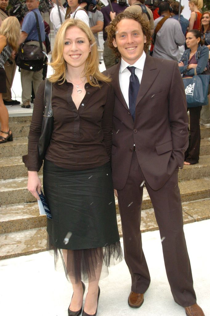 Chelsea Clinton en chemisier marron et jupe noire et Ian Klaus lors de la première de The Day After Tomorrow 