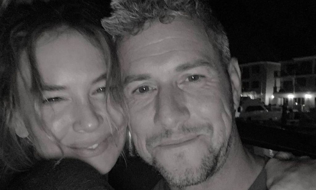 Renee Zellweger and Ant Anstead snuggle up for cute selfie 