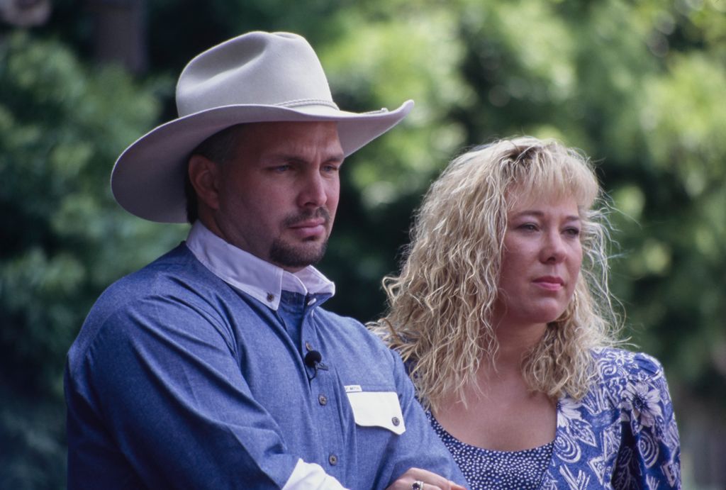 Garth Brooks beside his wife Sandy Mahl in 1995