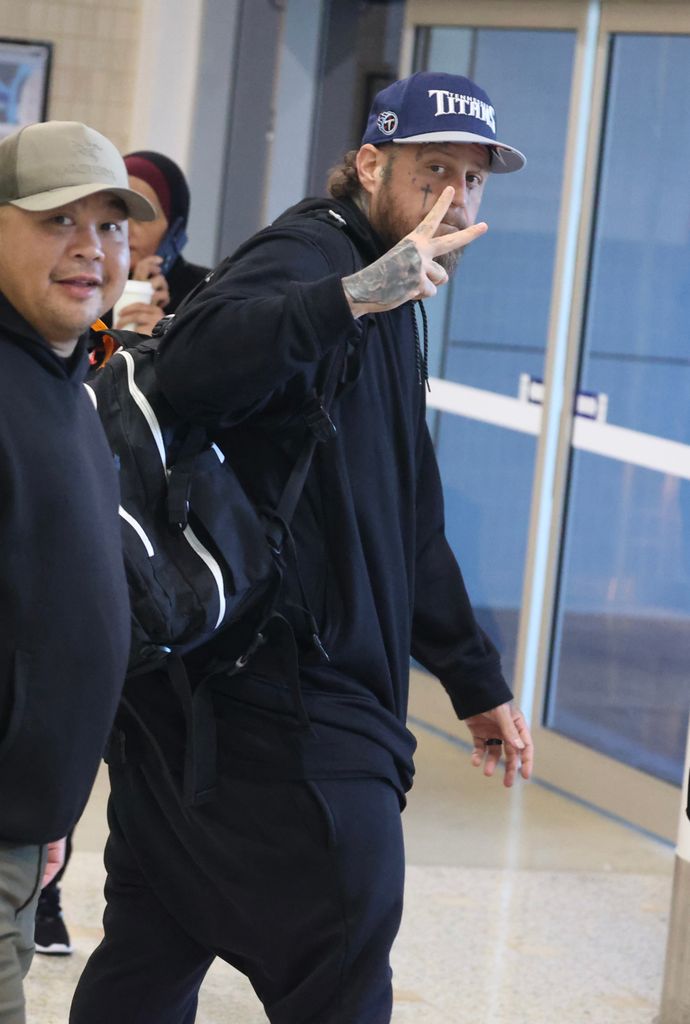jelly roll peace sign sydney airport