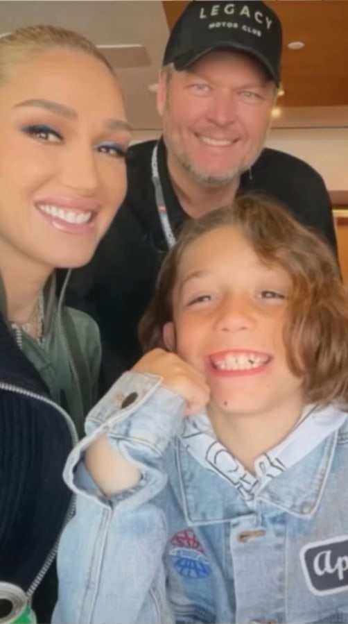 Gwen Stefani, Blake Shelton and Apollo take a selfie