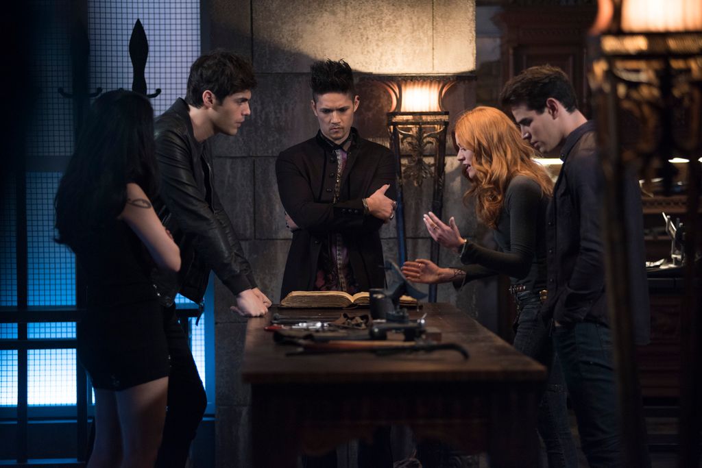 MATTHEW DADDARIO, HARRY SHUM JR., KATHERINE MCNAMARA, ALBERTO ROSENDE IN STILL FROM SHADOWHUNTERS