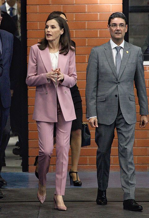 queen letizia pink suit