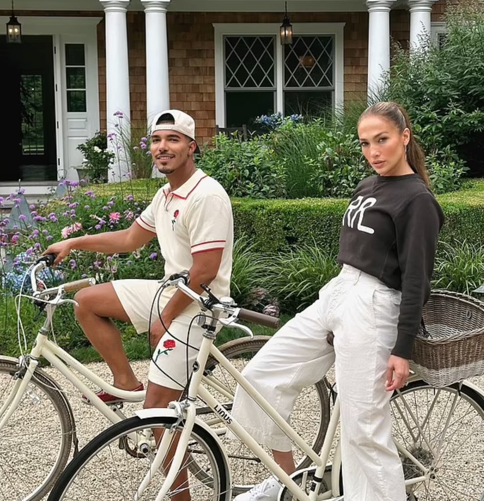 Jennifer disfruta de un paseo en bicicleta con su amiga Stevie