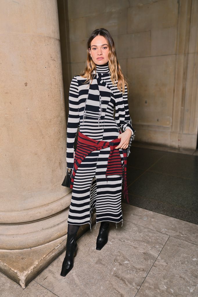 Фотография брюнетки в монохромном платье.