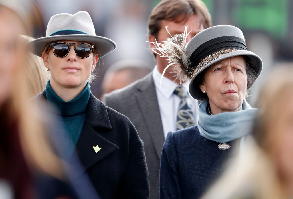 Zara Tindall e a princesa Anne em Cheltenham