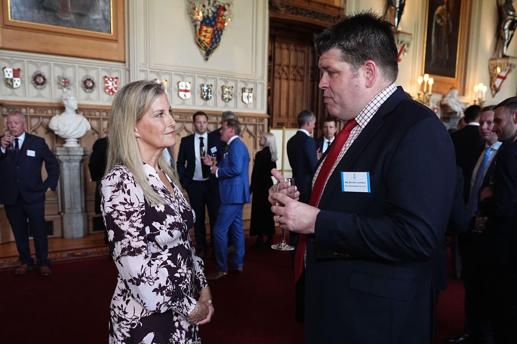 Edimburgo Douche habla con los visitantes cuando aceptan los salarios del rey para el negocio del rey, en Windsor Castle, Berksire, fundada con una carta real en 1965, los salarios son los más famosos del Reino Unido, con regalos recibidos como los mejores negocios británicos. 