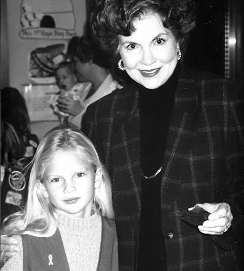  Taylor Swift poses for a picture with Marjorie Finlay