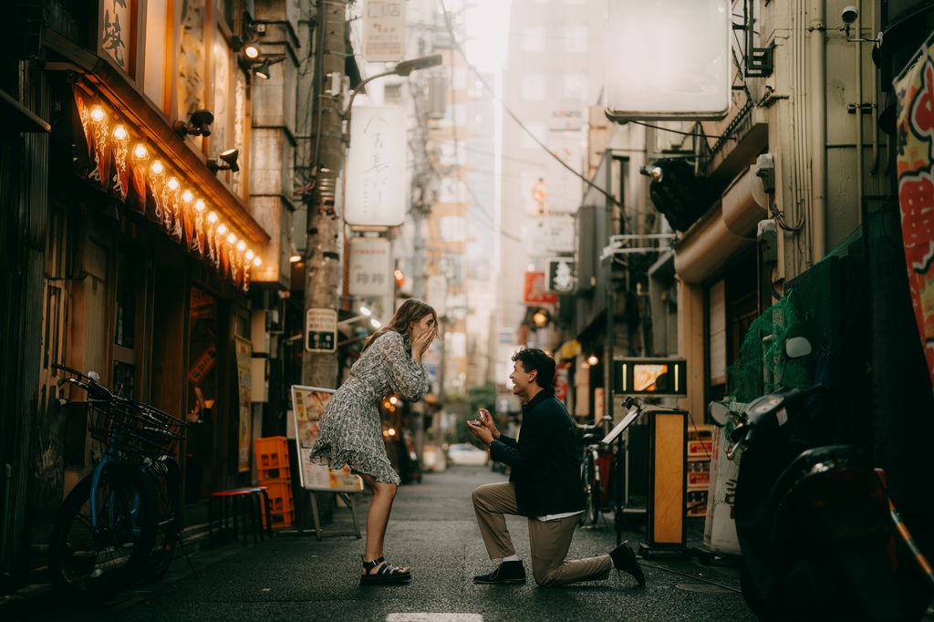 Man proposing to girlfriend in Tokyo backstreet alley