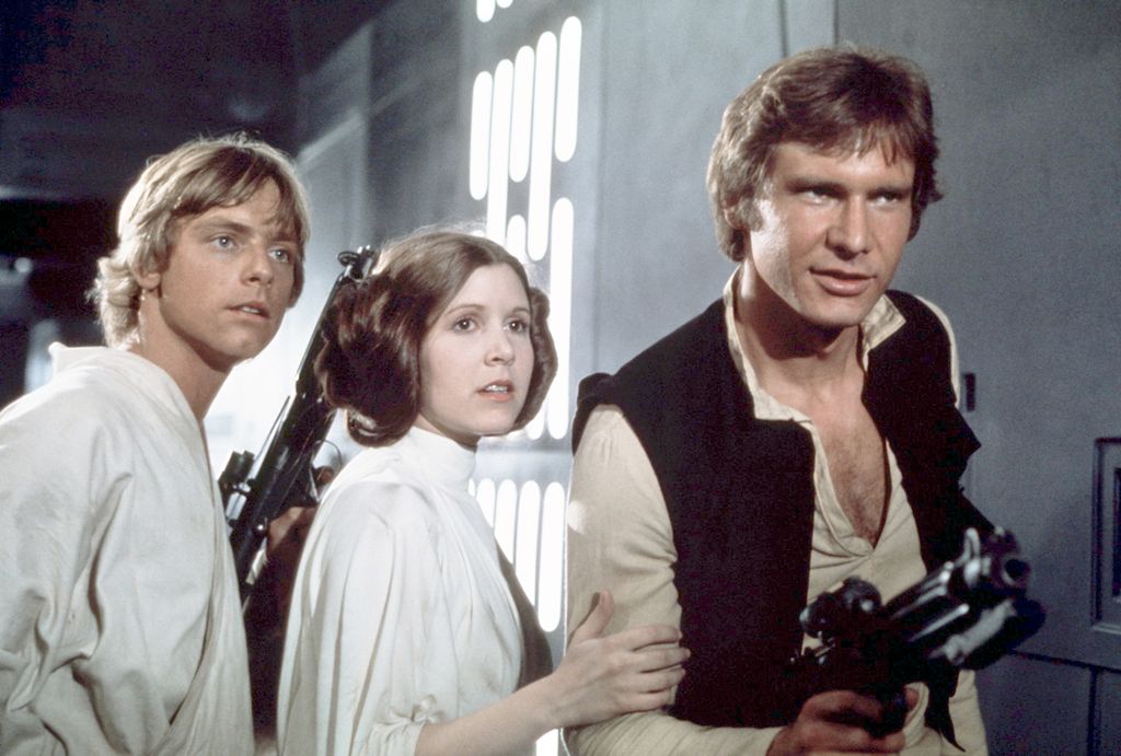 Mark Hamill, Carrie Fisher e Harrison Ford no set de Star Wars: Episódio IV – Uma Nova Esperança, escrito, dirigido e produzido por Georges Lucas