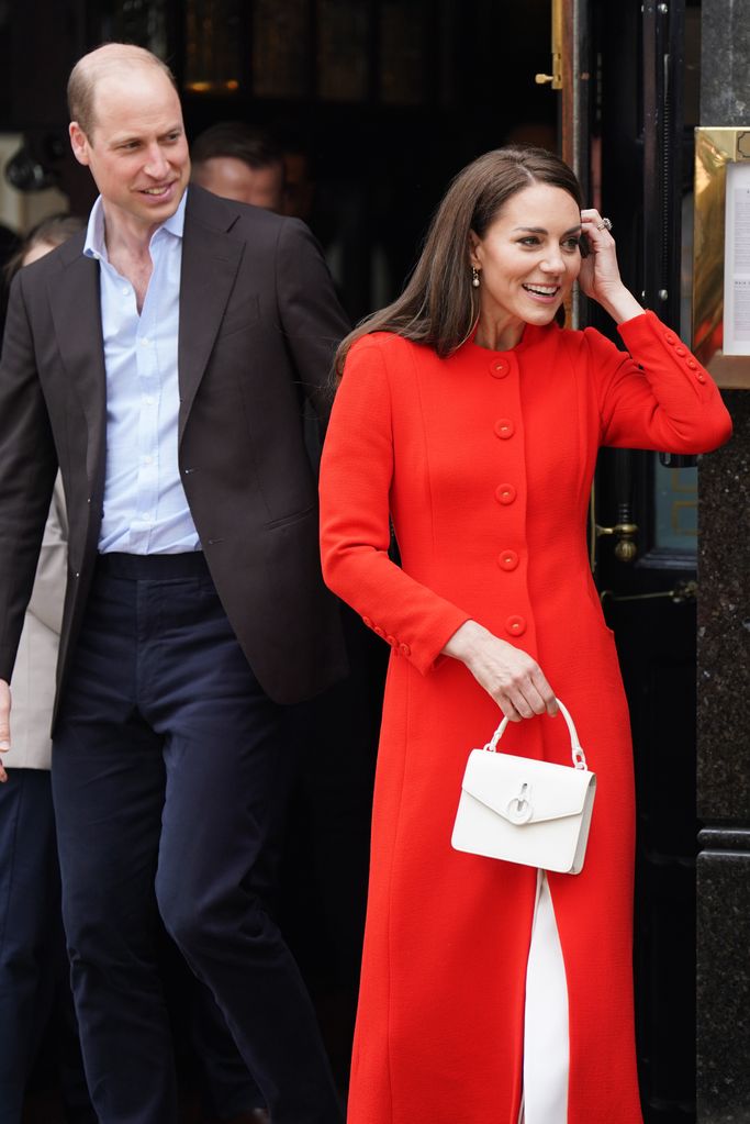 Kate accessorised with a white Mulberry bag