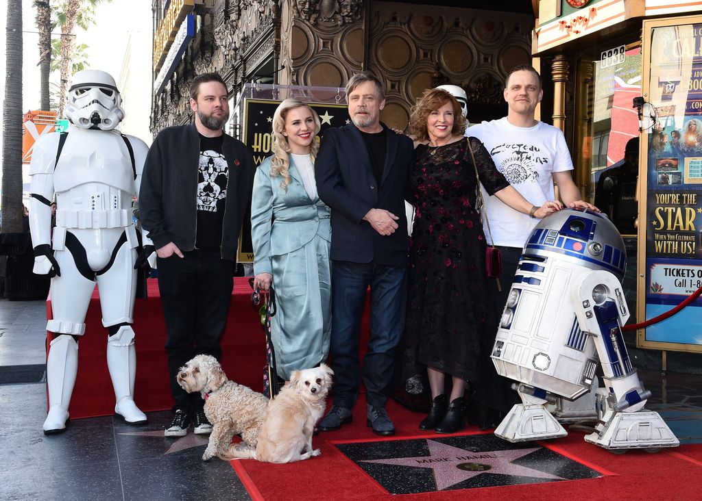 Chelsea, la fille de Mark Hamill, fait une superbe apparition avec son père lors d'une sortie sur le tapis rouge 4 Mark Hamill et sa famille assistent à la cérémonie en l'honneur de Mark Hamill avec son étoile sur le Hollywood Walk of Fame