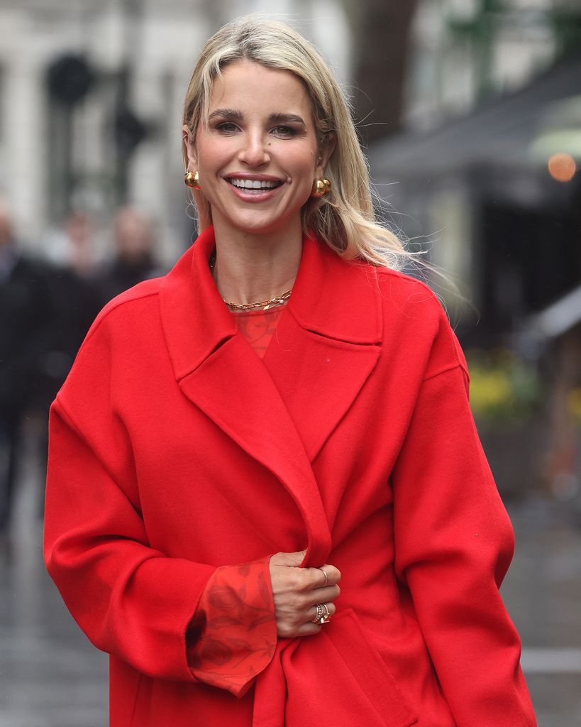 Vogue Williams dengan mantel dan pakaian merah
