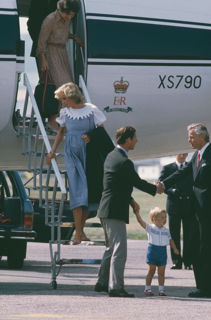 Diana, Charles et William à l'aéroport d'Aberdeen en 1984