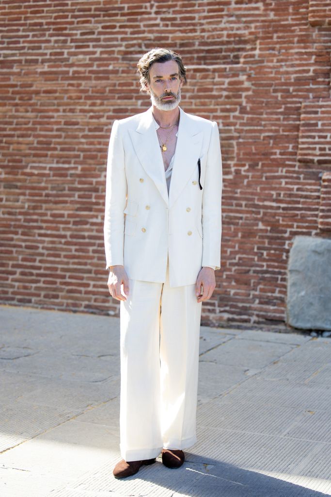   Richard Biedul porte un costume blanc lors du Pitti Immagine Uomo 106 le 12 juin 2024 à Florence, Italie