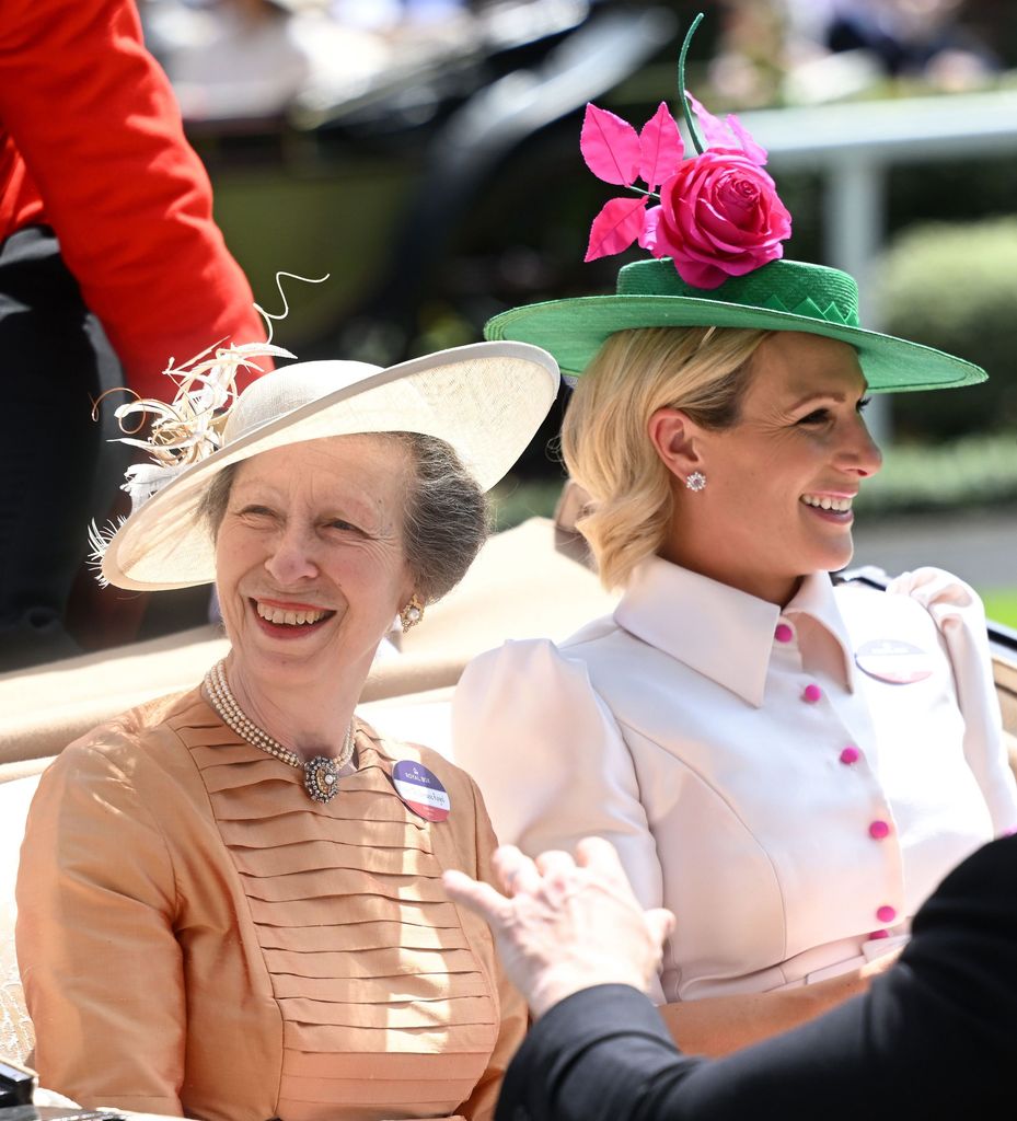 La princesa Anne y Zara Tindall a Ascot pasando por la casa a la ropa inteligente