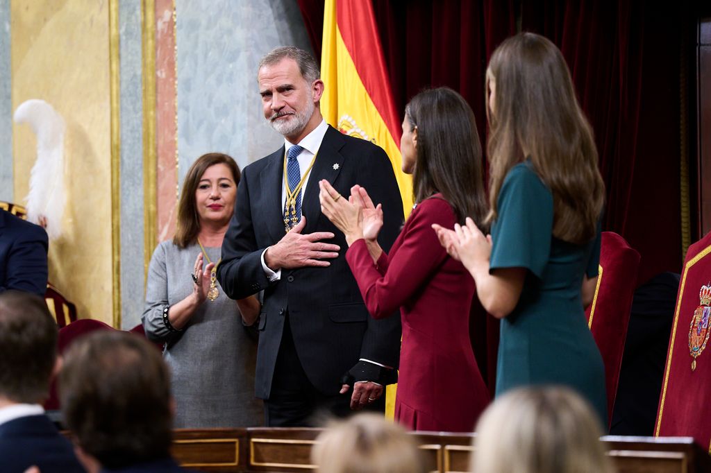 King Felipe standing after speech