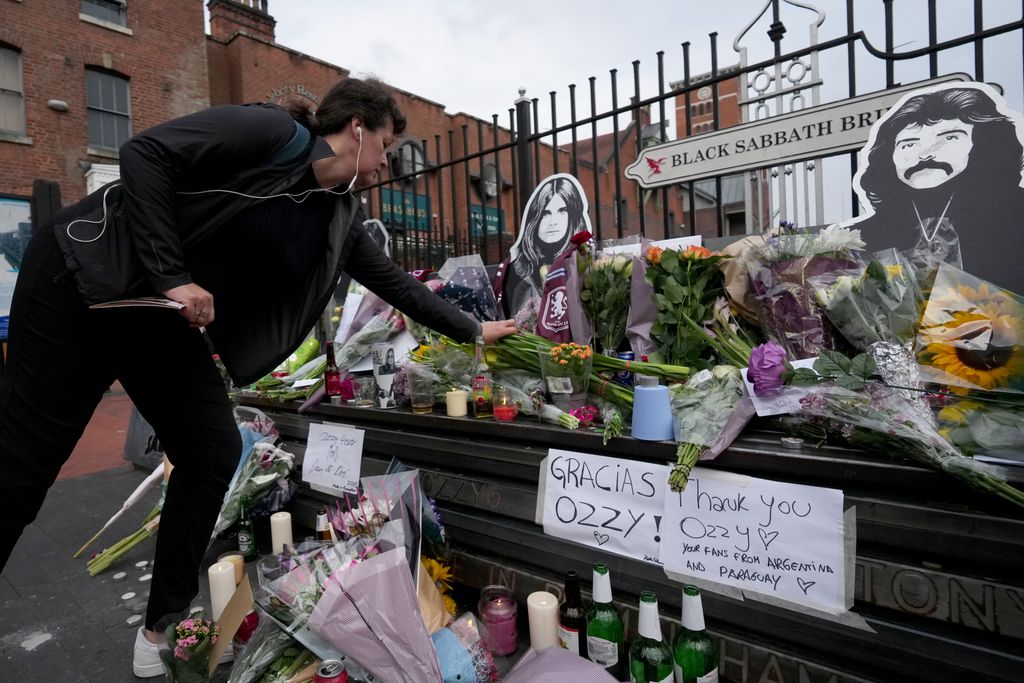 Un fan laissant un hommage floral au pont noir du sabbat