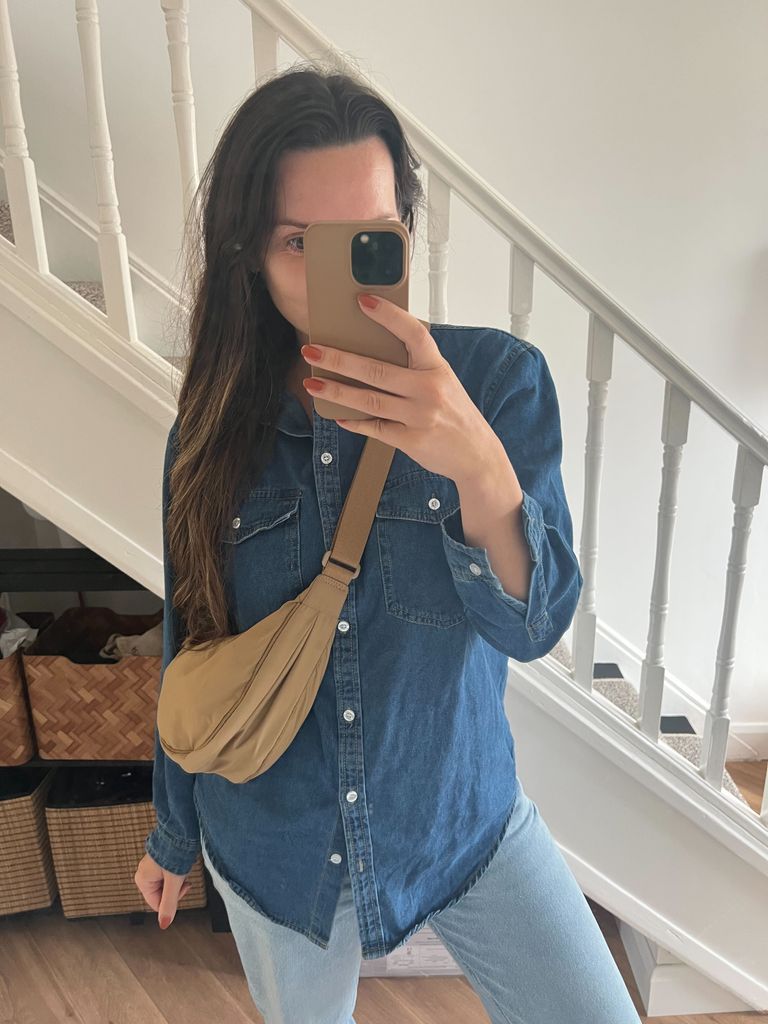 Rachel Avery wearing the Uniqlo bag
